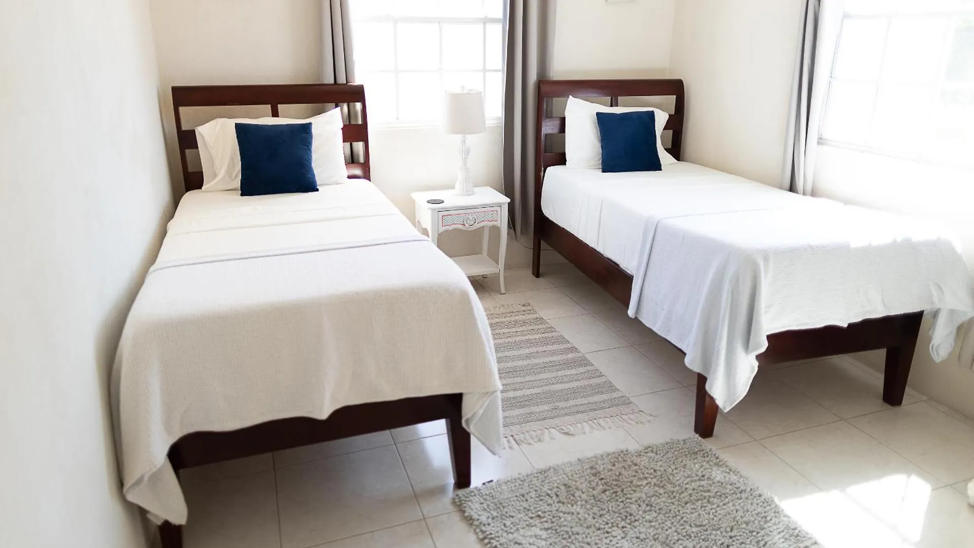 Seashades 2Br 1 Full And 1 Half Bathrooms Condo With Pool Close To Beach Sleeps 4 Christ Church Apartmán