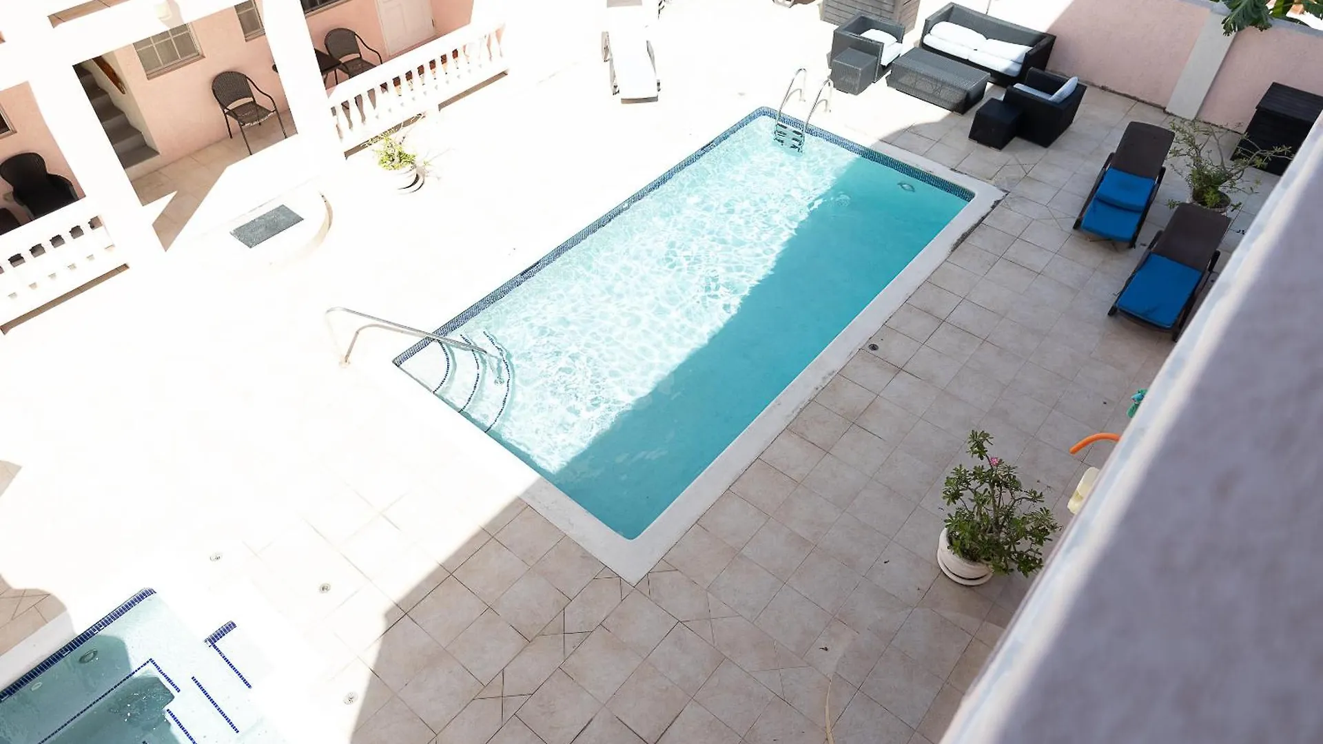 Seashades 2Br 1 Full And 1 Half Bathrooms Condo With Pool Close To Beach Sleeps 4 Крайст-Черч