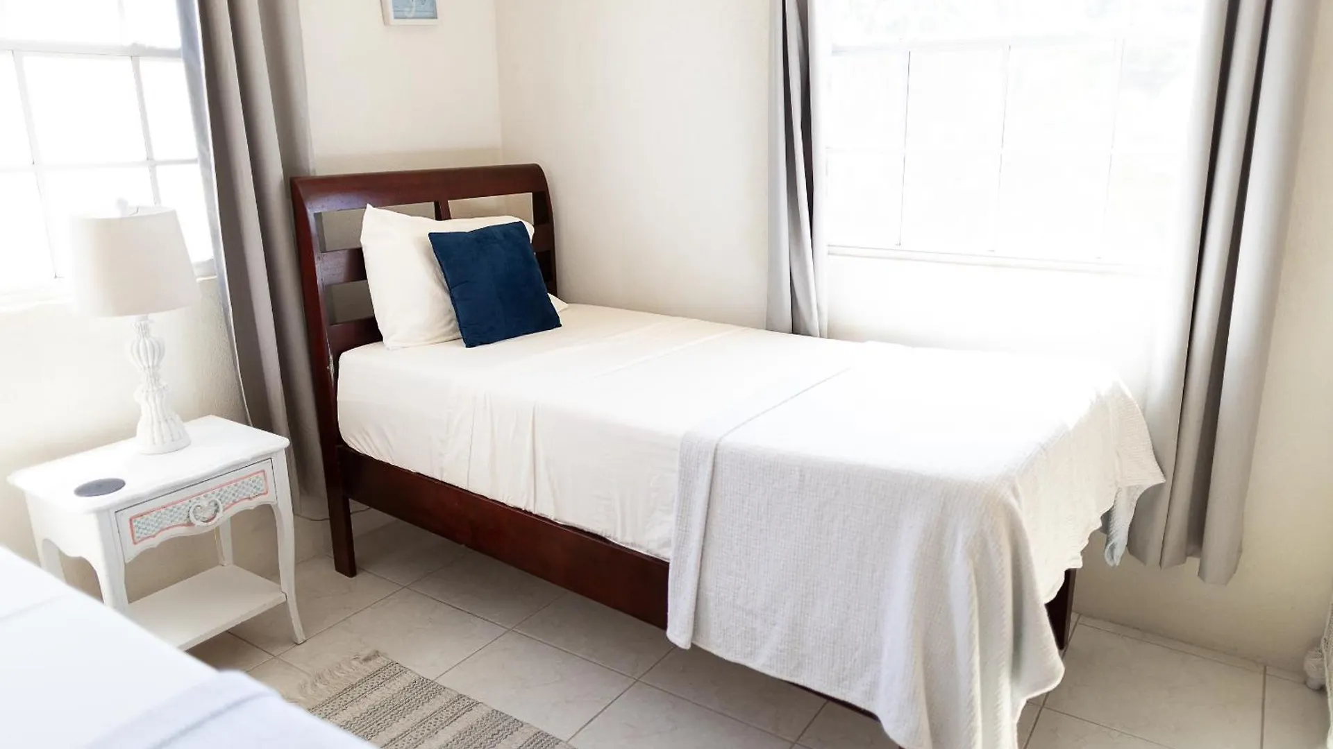 Апартаменты Seashades 2Br 1 Full And 1 Half Bathrooms Condo With Pool Close To Beach Sleeps 4 Крайст-Черч