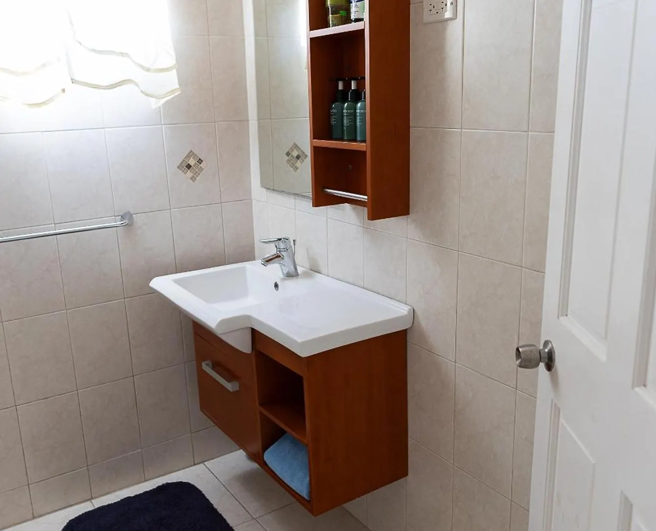 Seashades 2Br 1 Full And 1 Half Bathrooms Condo With Pool Close To Beach Sleeps 4 Крайст-Черч